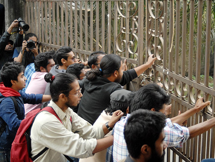 ছাত্রলীগের হামলা ন্যাক্কারজনক, আমরা মর্মাহত: বিবৃতিতে শিক্ষকরা