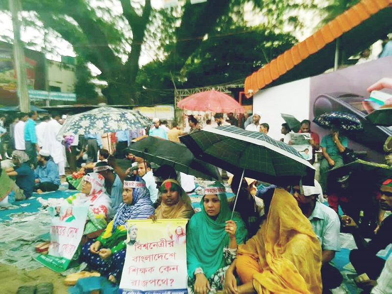 ‘রোদ-বৃষ্টিও আমাদের সঙ্গে প্রহসন করছে’