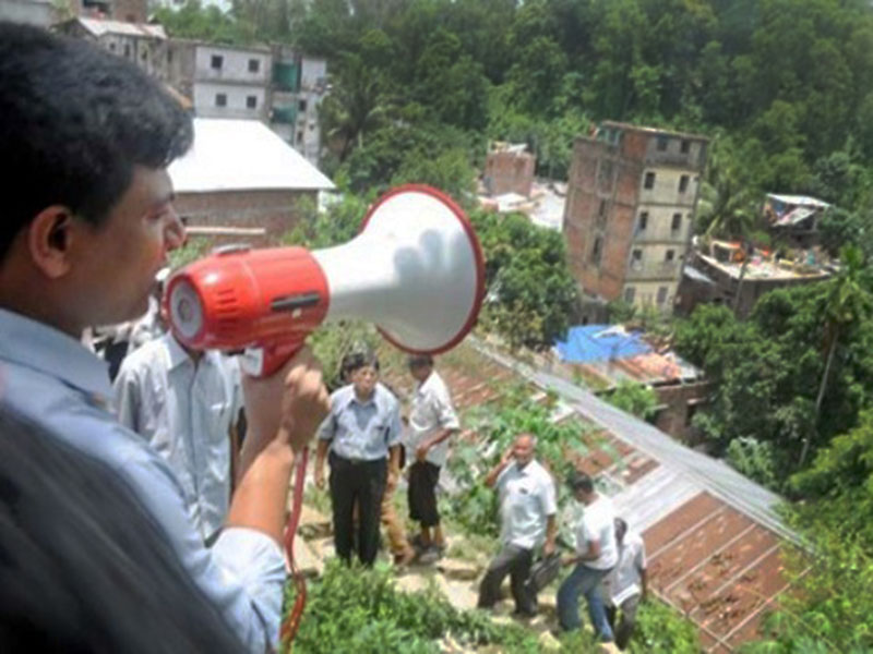 পাহাড় ধসে