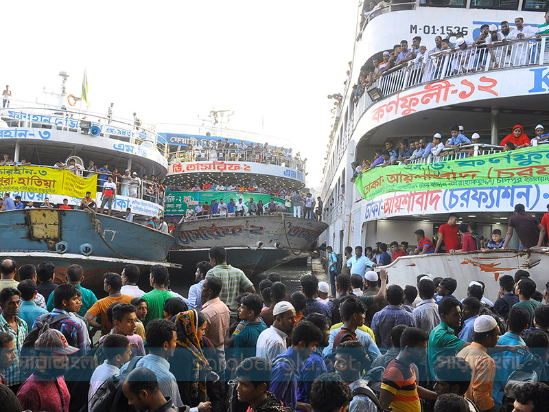 সদরঘাটে মানুষের স্রোত