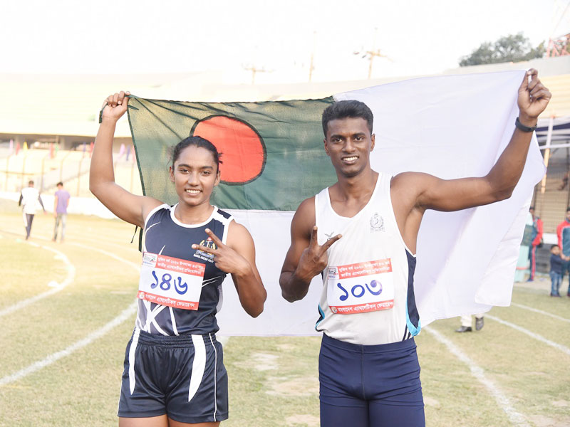 ট্র্যাক ফেলে সবুজ ঘাসে স্প্রিন্টাররা, মুকুট ইসমাইল-শিরিনের