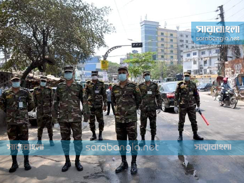 চট্টগ্রামে জীবাণুনাশক পানি ছিটাচ্ছে সেনাবাহিনী