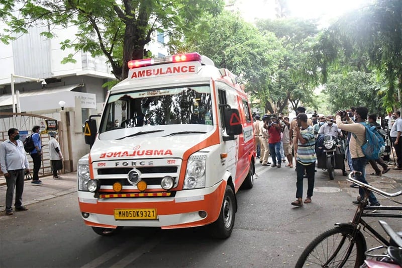 অ্যাম্বুল্যান্স করে দিলীপ কুমারের দেহ নিয়ে যাওয়া হয়