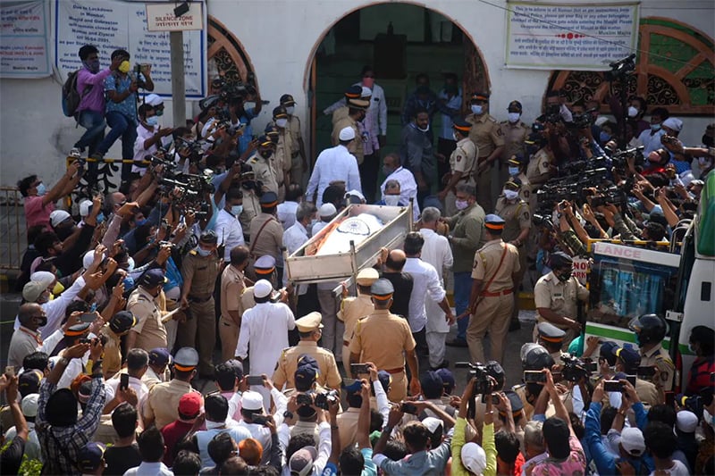 মুম্বাইয়ের জুহু কররস্থান সান্তাক্রুজে বর্ষিয়ান অভিনেতার শেষকৃত্য সম্পন্নের আগের ছবি। জাতীয় পতাকায় মোড়া হয় তার মরদেহ। গান স্যালুটের মাধ্যমে তাকে শ্রদ্ধাজ্ঞাপন করা হয়