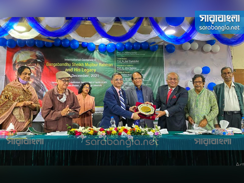 অনুষ্ঠানে অথিতিদের সম্মাননা প্রদান করা হয়, ছবি: সারাবাংলা