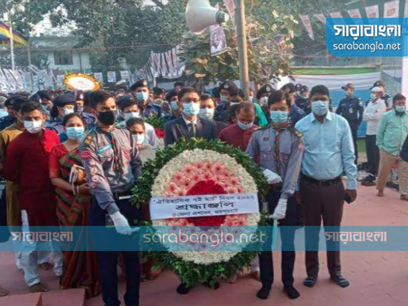 জেলার কেন্দ্রীয় শহীদ মিনারে বঙ্গবন্ধুর ম্যুরালে পুস্পস্তবক অর্পণ করা হয়, ছবি: সারাবাংলা