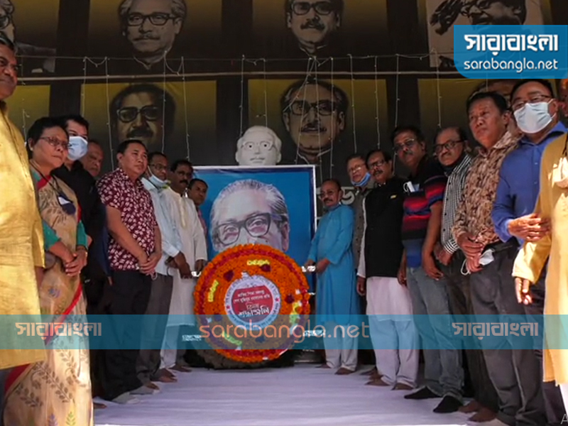 বঙ্গবন্ধুর প্রতিকৃতিতে পুষ্পস্তবক অর্পণ, ছবি: সারাবাংলা