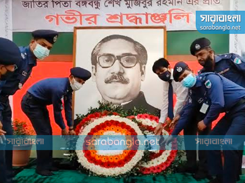 জেলা প্রশাসকের কার্যালয় চত্বরে বঙ্গবন্ধুর প্রতিকৃতিতে পুষ্পমাল্য অর্পণ, ছবি: সারাবাংলা