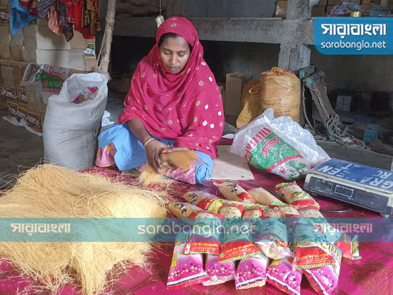 সেমাইগুলো প্যাকেট করছেন একজন নারী শ্রমিক, ছবি: সারাবাংলা