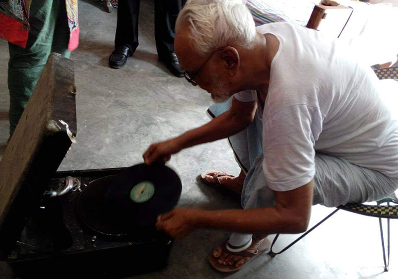 কলের গান খুব প্রিয় ছিল তার