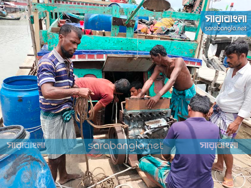 রওনা দেওয়ার আগে ঠিক করা হচ্ছে নৌকার ইঞ্জিন, ছবি: সারাবাংলা