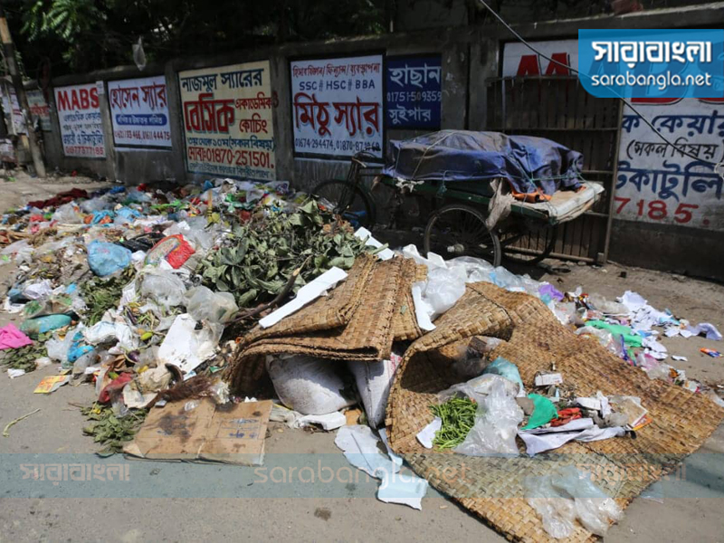 টিকাটুলীর অভয় দাশ লেনে কোরবানির বর্জ্য পড়ে থাকতে দেখা যায়