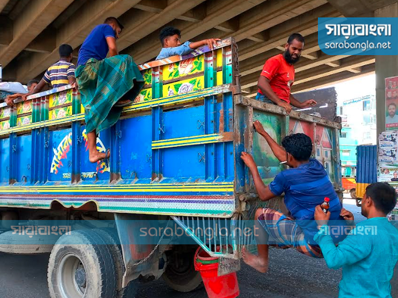 অতিরিক্ত ভাড়া চাওয়ায় ট্রাকে ও কাভার্ডভ্যানে করে বাড়ির উদ্দেশে রওনা হয়েছেন অনেকে, ছবি: সারাবাংলা