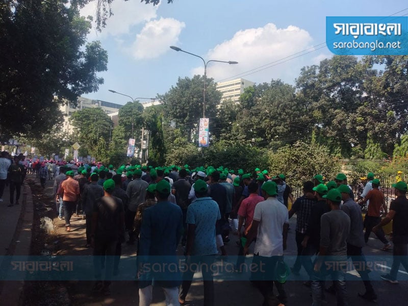 সমাবেশে যোগ দিতে পায়ে হেঁটে সোহরাওয়ার্দী উদ্যানের দিকে যাচ্ছেন যুবলীগের নেতা-কর্মীরা, ছবি: সারাবাংলা