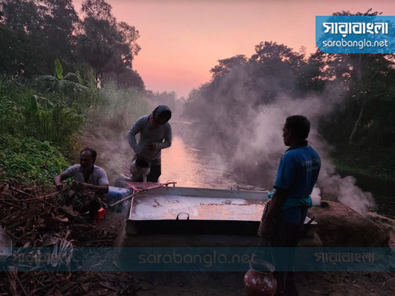 খেজুরের রস দিয়ে গুড় তৈরি করা হচ্ছে, ছবি: সারাবাংলা