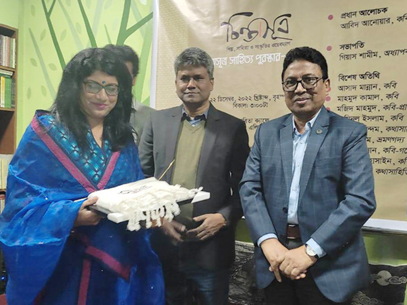 প্রাবন্ধিক গাউসুর রহমানের পক্ষে পুরস্কার বুঝে নিচ্ছেন জলধি সম্পাদক নাহিদা আশরাফী