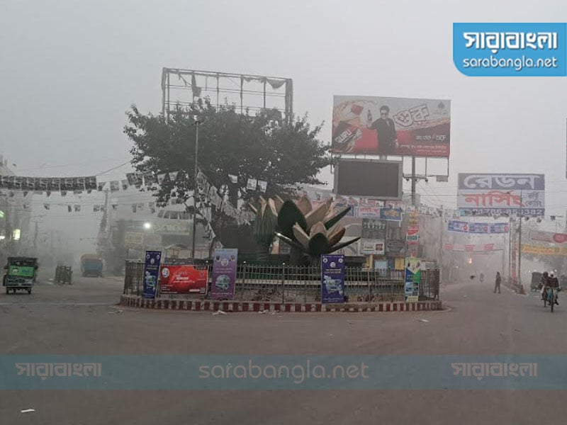 রংপুর শহরের শাপলা চত্বর, শীত ও কুয়াশার কারণে অনেকটা জনমানবহীন, ছবি: সারাবাংলা