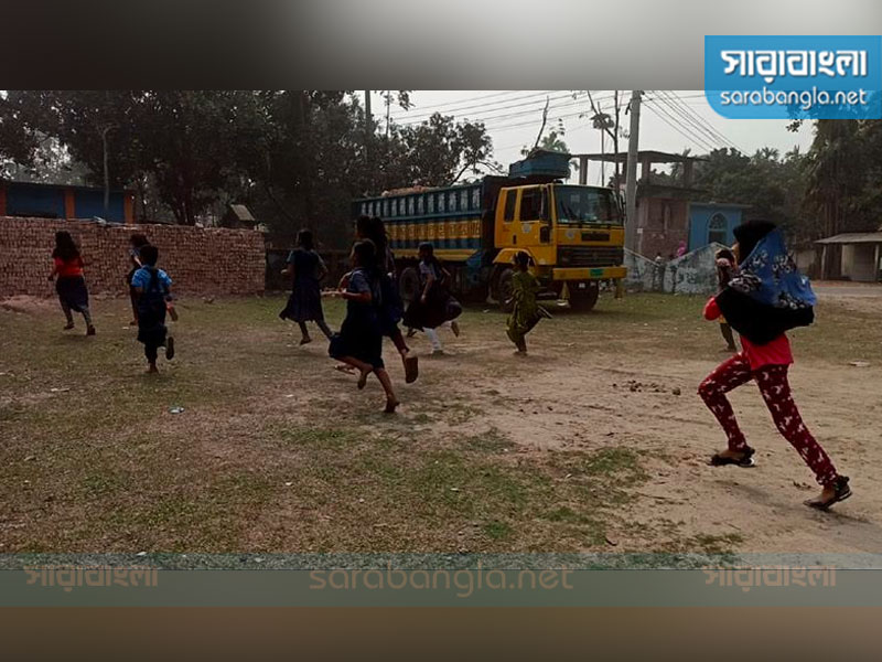 স্কুলের মাঠ দখল করে রাখা হয়েছে ট্রাক ও ইট, ছবি: সারাবাংলা