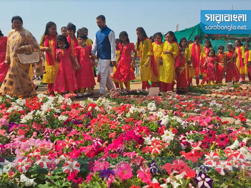 শিশুদের নিয়ে ফুল বাগানে ডিসি আবুল বাসার মোহাম্মদ ফখরুজ্জামান, ছবি: সারাবাংলা