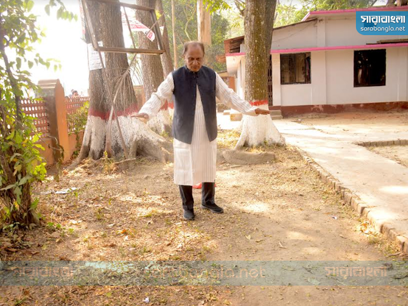 প্রথম শহিদ মিনার নির্মাণের জায়গাটি দেখাচ্ছেন সৈয়দুল আলম। ছবি : শ্যামল নন্দী, ফটোকরেসপন্ডেন্ট, সারাবাংলা।