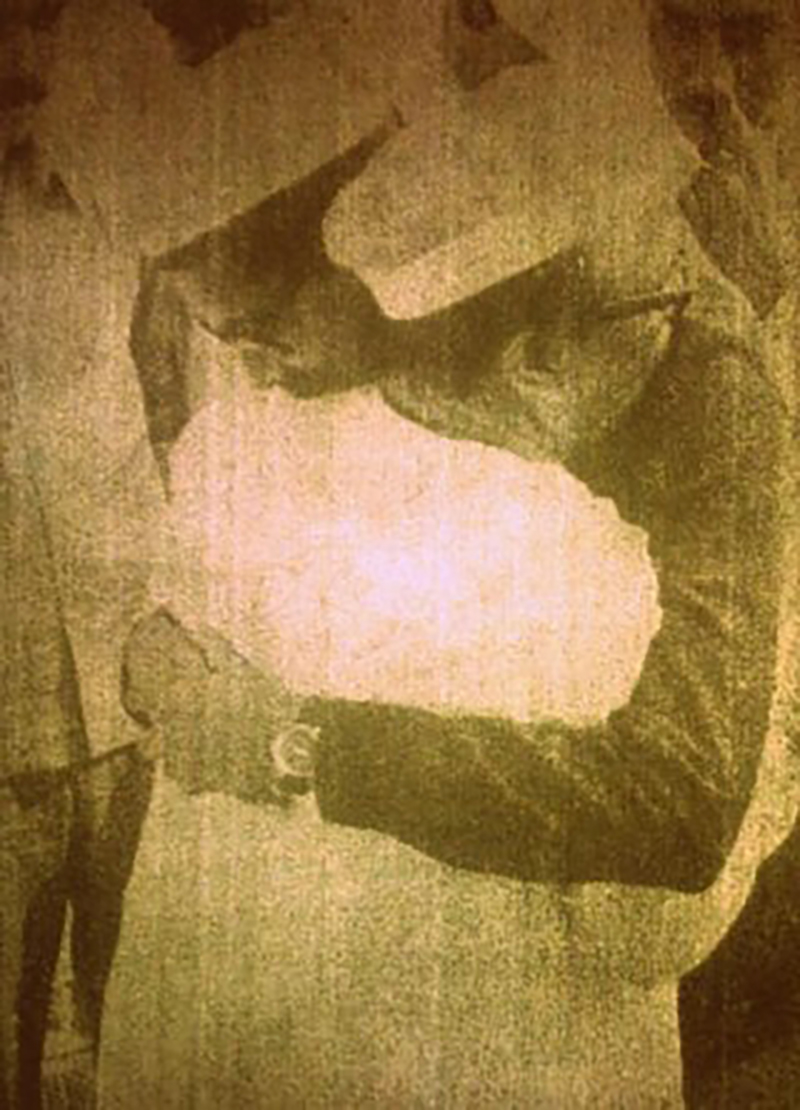 ঈদের নামাজের পর বঙ্গবন্ধু পুত্র শেখ কামালের সঙ্গে কোলাকুলি করছেন তাজউদ্দীন আহমেদ