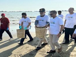 পতেঙ্গা সৈকতে পরিচ্ছন্ন কার্যক্রমে ভারতের হাই কমিশনার