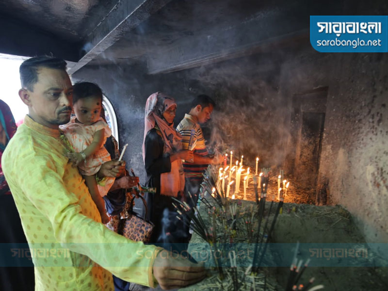 আশুরা উপলক্ষ্যে লালবাগের হোসেনি দালান ইমামবাড়ায় আগরবাতি ধরিয়ে দিচ্ছিন শিয়া মুসলমানরা, ছবি: সারাবাংলা