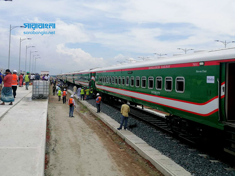 পদ্মা সেতু পাড়ি দিয়ে পৌঁছায় ট্রেন ভাঙ্গা স্টেশনে। ছবি: সারাবাংলা