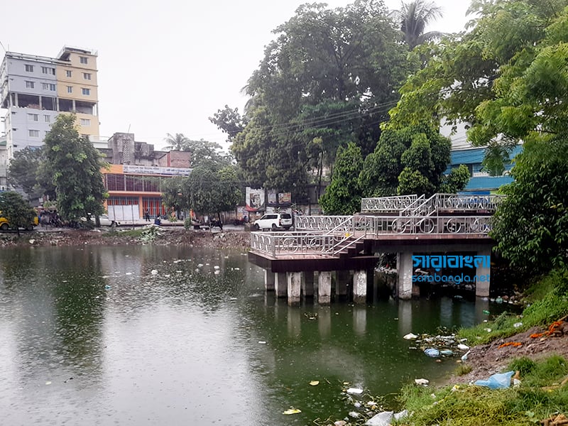 পৌরসভার বাসিন্দারা বলছেন, রাজু মঞ্চটি পুকুরের মধ্যে না করে পুকুরের পাড়ে করলে পুকুরের এই অংশটুকু দখলমুক্ত থাকত। ছবি: সারাবাংলা