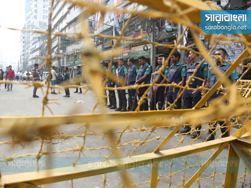 অবরোধের দিন সকাল থেকেই রাজধানীর নয়াপল্টনে বিএনপির কেন্দ্রীয় কার্যালয়ের সামনে অবস্থান নিয়েছে পুলিশ, ছবি: সারাবাংলা