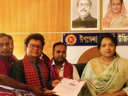 সংগীতশিল্পী নকুল কুমার বিশ্বাস নির্বাচন করছেন যে আসনে