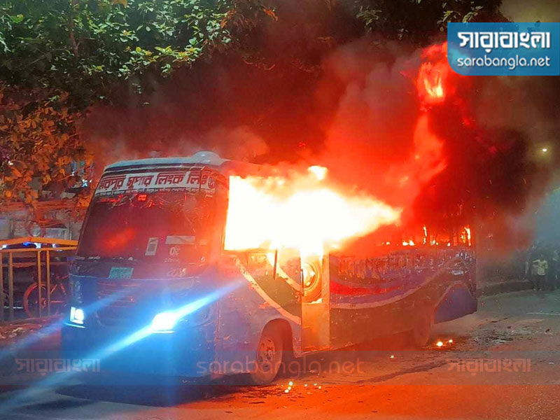 আবরোধের আগের দিন রাতে রাজধানীর বিভিন্ন এলাকায় বাসে আগুন দেওয়ার ঘটনা ঘটে, ছবি: সারাবাংলা