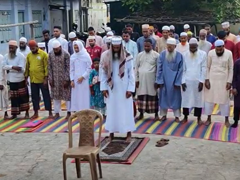 ঝিনাইদহের তিন স্থানে ঈদুল ফিতরের জামাত অনুষ্ঠিত হয়, ছবি: সারাবাংলা