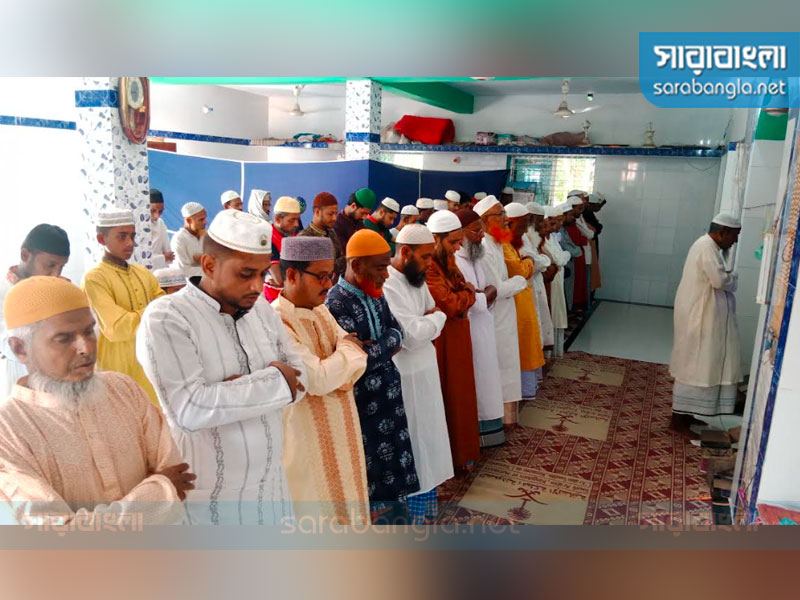 মোংলার প্রায় ১০ গ্রামের নারী-পুরুষ ঈদের নামাজ আদায় করেন, ছবি: সারাবাংলা