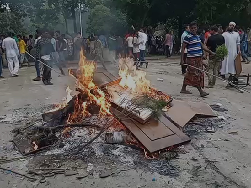 অগ্নিসংযোগের ঘটনা ঘটে গণভবনেরও মাঠে