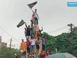 তুমুল বৃষ্টি উপেক্ষা করে চট্টগ্রামে ছাত্র-জনতার গণমিছিল