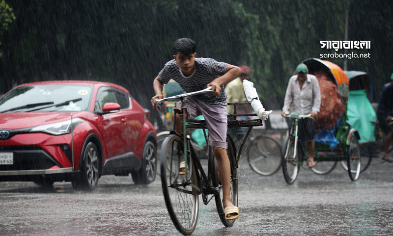 ছবি: বৃষ্টিতেও থেমে নেই তারুণ্যের উচ্ছ্বাস।