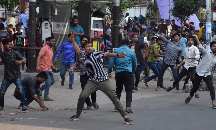 পুলিশের ওপর চিন্ময় অনুসারীদের ইট-পাটকেল নিক্ষেপ। ছবি: সারাবাংলা