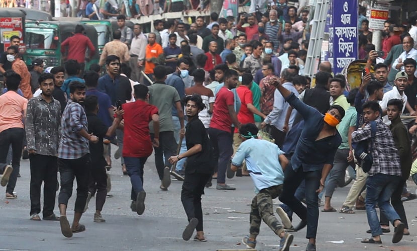 পুলিশের সঙ্গে চিন্ময় অনুসারীদের ধাওয়া-পালটা ধাওয়া। ছবি: সারাবাংলা