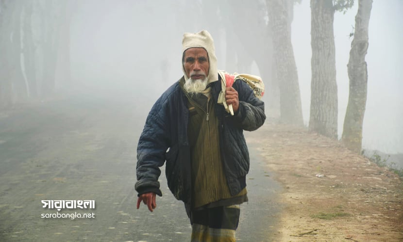 শীতের ঠান্ডা উপেক্ষা করে বয়সী প্রাণ ছুটছে কাজের সন্ধানে। ছবি: সারাবাংলা