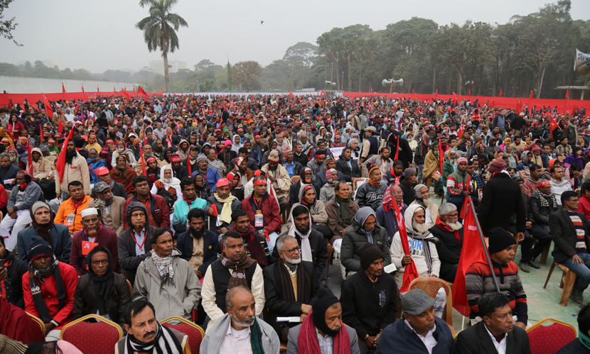 সোহরাওয়ার্দী উদ্যানে সিপিবি আয়োজিত ঢাকা সমাবেশ উপস্থিত নেতাকর্মীদের একাংশ। ছবি : সারাবাংলা