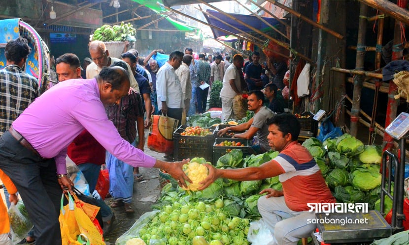 শীতকালীন সবজির দামে ক্রেতারা স্বস্তি বোধ করছে। ছবি: সারাবাংলা