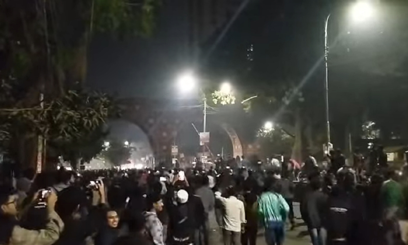 গণতন্ত্র তোরণে ৭ কলেজ ও ঢাবি শিক্ষার্থীরা মুখোমুখি অবস্থানে