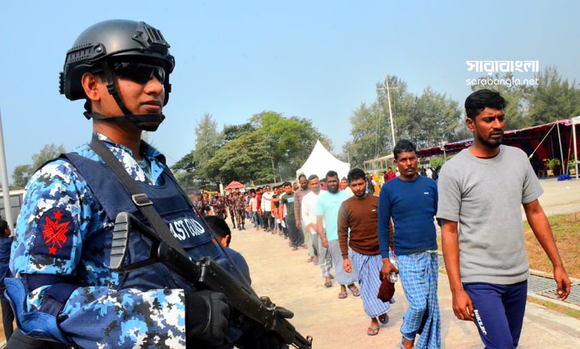 প্রায়ই ২৪ দিন পর ভারতে আটক থাকা ৯০ জেলে-নাবিক মুক্ত হয়ে দেশে ফিরেছেন। ছবি: শ্যামল নন্দী