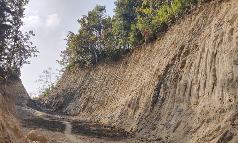 সড়কের পাশ থেকে ৯০ ডিগ্রি এঙ্গেলে পাহাড় কাটার কারণে পাহাড়ের মাটি ধসে পড়ার ঝুঁকি তৈরি হয়েছে। ছবি: সারাবাংলা