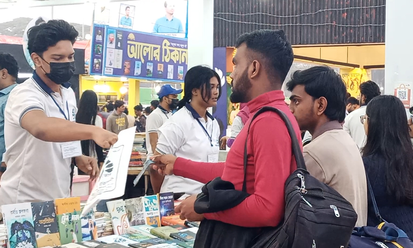 কোনো প্রকাশনীতেই পলিথিন ব্যাগের ব্যবহার হচ্ছে না। ছবি: সারাবাংলা