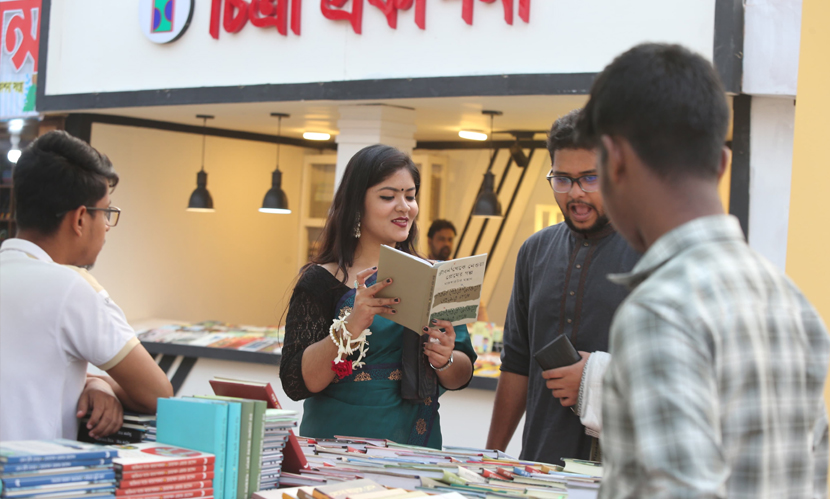 স্টলের সামনে ছবি তুলছেন ও ঘুরে ঘুরে দেখছেন ক্রেতারা। ছবি: সারাবাংলা