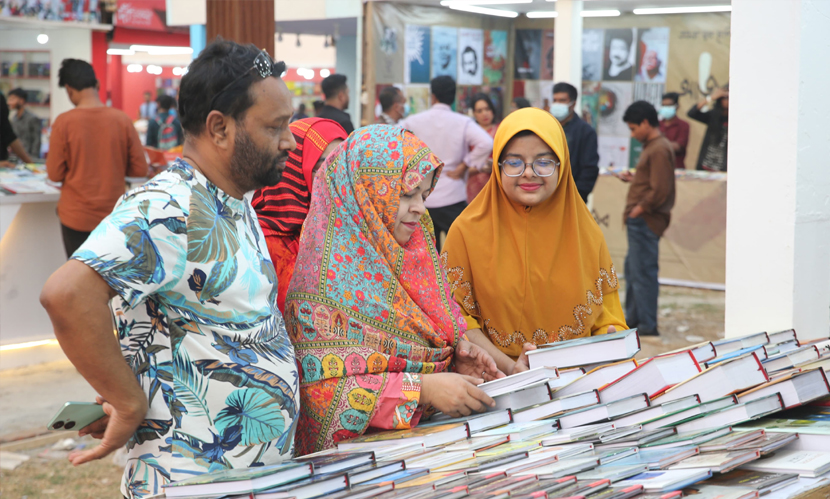 মেলার তৃতীয় দিনে প্রায় সব স্টলেই পাঠকের আনাগোনা ছিল। ছবি: সারাবাংলা