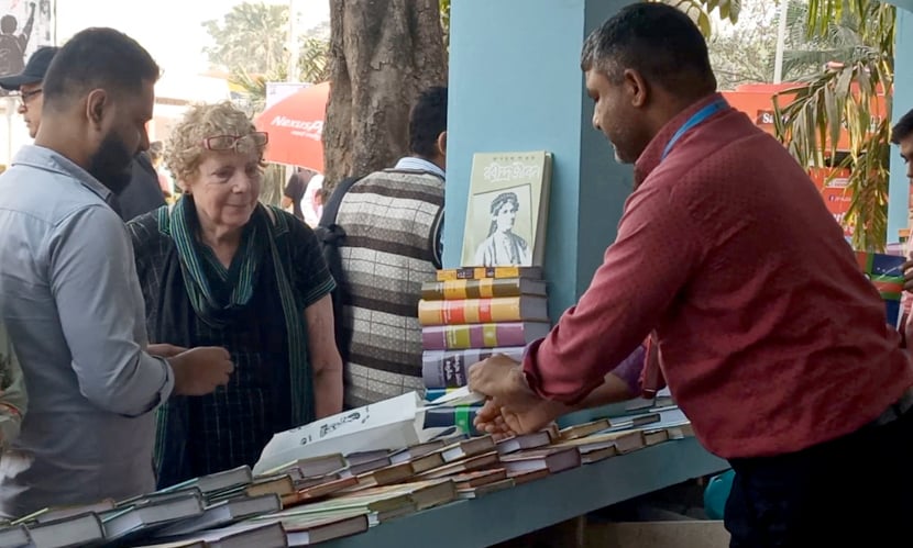 বিদেশি পাঠকরা জুলাই অভ্যুত্থানের ইতিহাস নিয়ে লেখা বই খুঁজেছেন। ছবি: সারাবাংলা