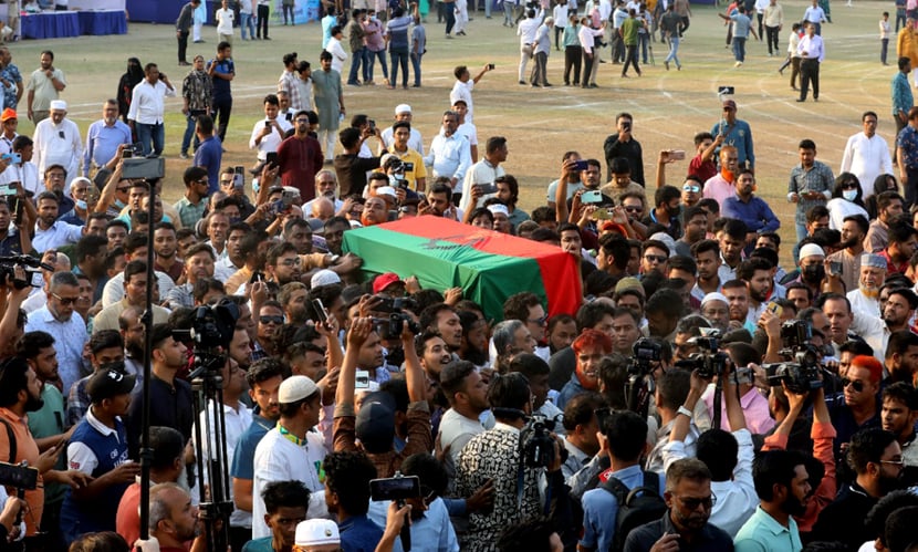 জাতীয় পতাকায় মোড়ানো বীর মুক্তিযোদ্ধা আবদুল্লাহ আল নোমানের মরদেহ ঢাকা থেকে চট্টগ্রামে পৌঁছেছে। ছবি: সারাবাংলা